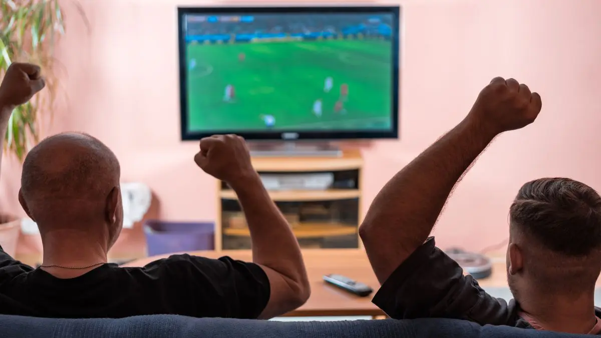 Na maioria dos casos, o atraso acontece devido ao caminho que o sinal precisa percorrer at&eacute; chegar &agrave; sua televis&atilde;o, celular ou computador.
