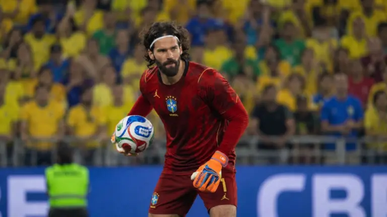 Fifa divulga uniformes e Seleção Brasileira terá camisa de goleiro vermelha