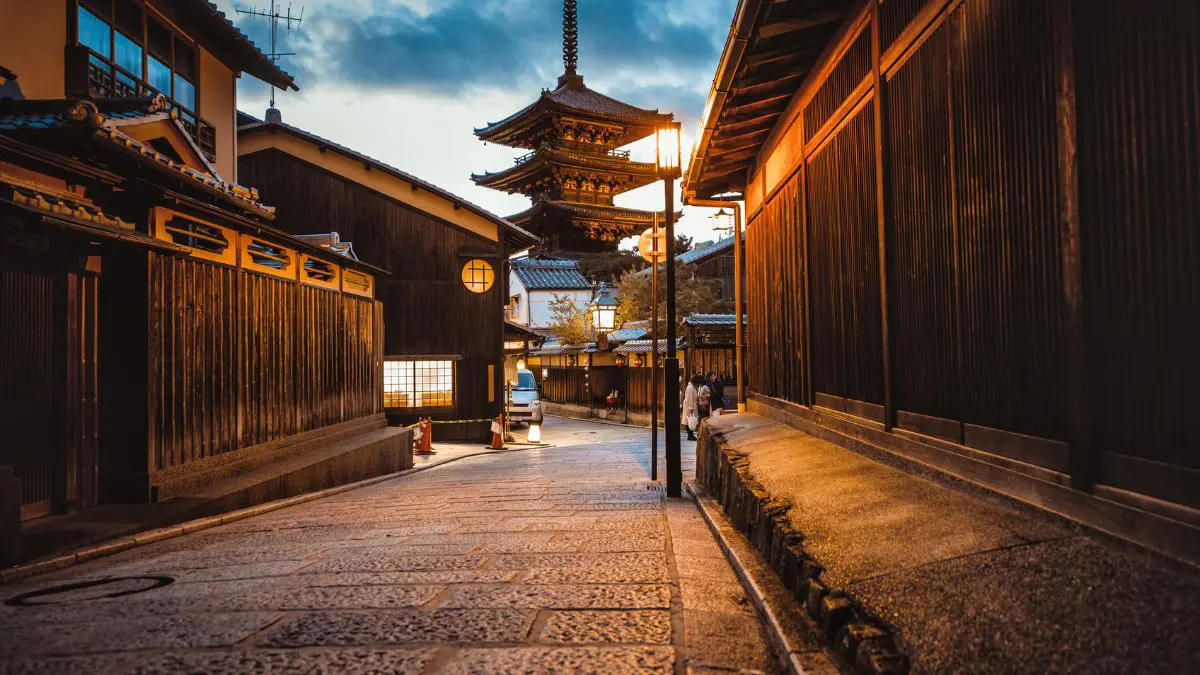 Em muitas regi&otilde;es japonesas, especialmente fora dos grandes centros urbanos, a redu&ccedil;&atilde;o da popula&ccedil;&atilde;o economicamente ativa j&aacute; produz efeitos vis&iacute;veis