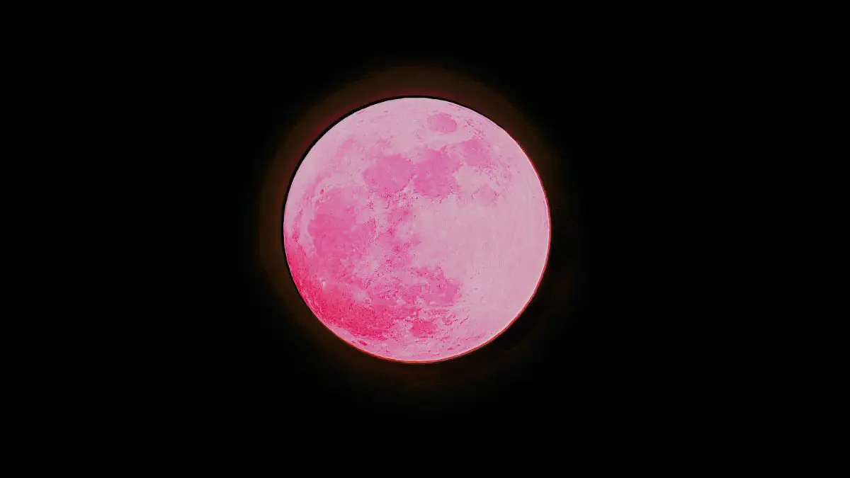 O nome n&atilde;o descreve a cor do astro. Ele est&aacute; ligado &agrave; &eacute;poca da colheita de morangos em algumas regi&otilde;es do Hemisf&eacute;rio Norte