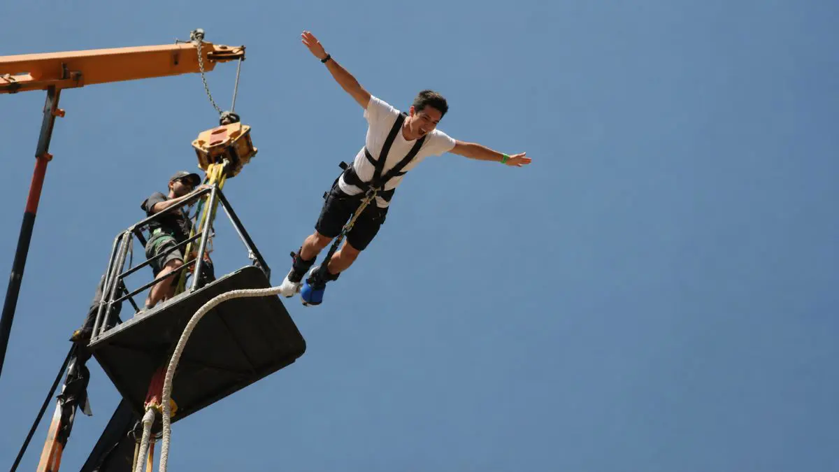 O que é rope jumping? Quais as diferenças para o bungee jumping? No rope jumping, a emoção não está apenas na queda. Ela continua durante todo o movimento de balanço que acontece após o salto.