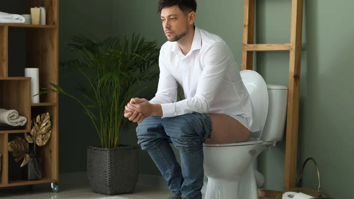 Urinar sentado ou em pé? Qual é melhor pra saúde dos homens? Mesmo quando não há benefício direto para a saúde, urinar sentado pode reduzir respingos, diminuir o acúmulo de resíduos invisíveis e ajudar a manter o banheiro com menos cheiro.