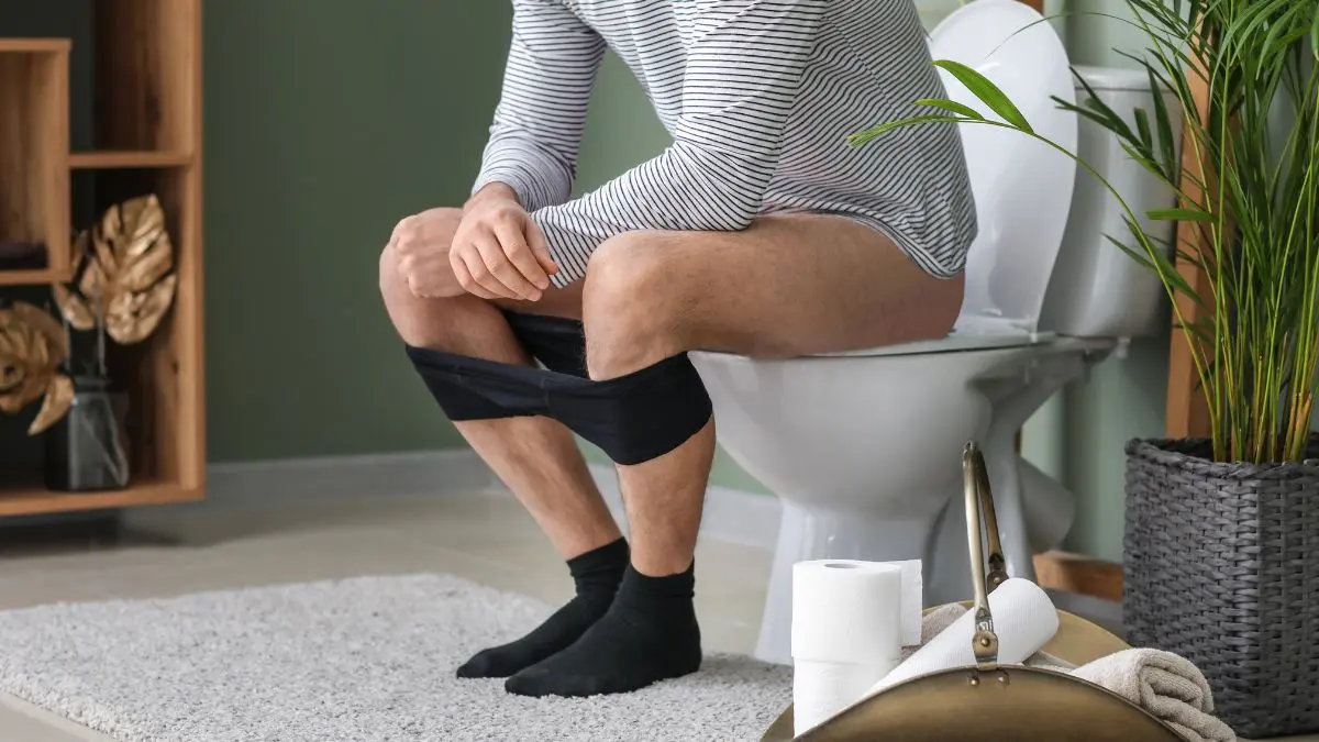 Urinar sentado ou em pé? Qual é melhor pra saúde dos homens? Se o homem percebe que precisa fazer força para urinar, acorda muitas vezes à noite, sente dor, vê sangue na urina, tem jato muito fraco ou sensação constante de bexiga cheia, o ideal é procurar avaliação médica.