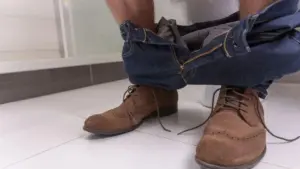 Urinar sentado ou em pé? Qual é melhor pra saúde dos homens?