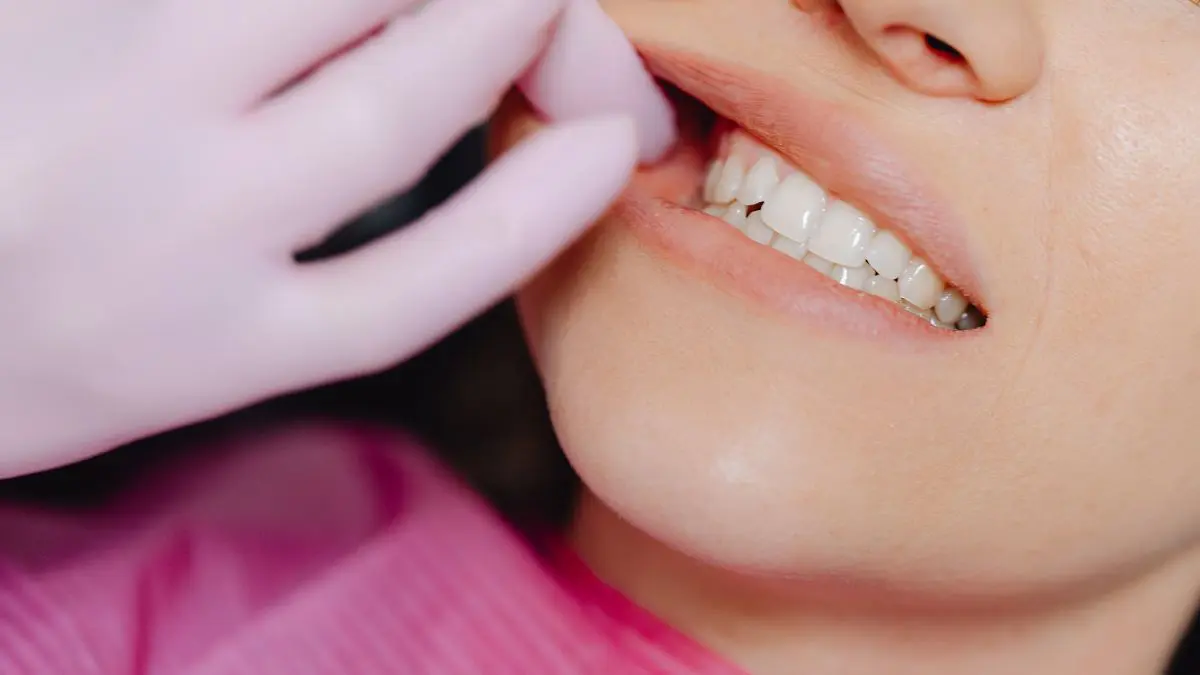 A presen&ccedil;a de bolhas n&atilde;o transforma automaticamente a &aacute;gua com g&aacute;s em uma bebida t&atilde;o prejudicial aos dentes quanto o refrigerante.