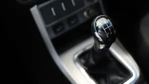 Carros com câmbio manual exercitam o cérebro e previnem envelhecimento