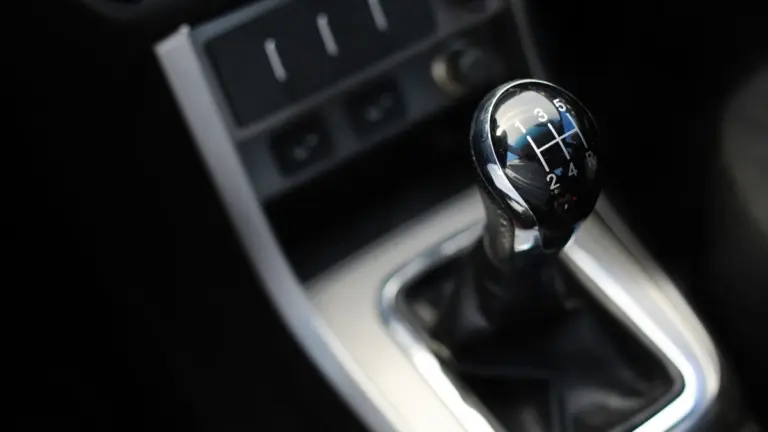 Carros com câmbio manual exercitam o cérebro e previnem envelhecimento