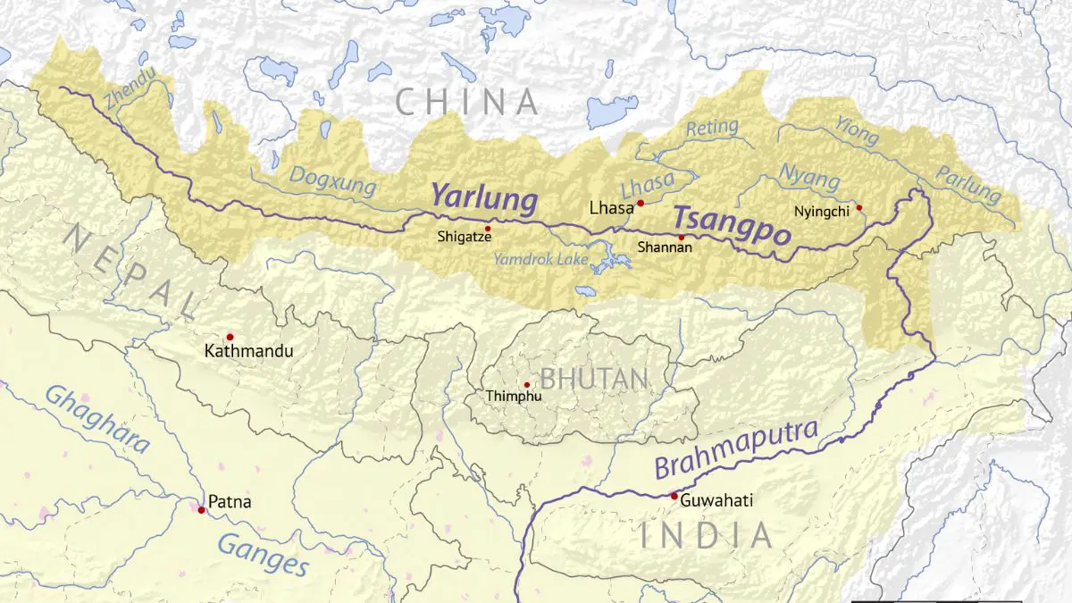 O Yarlung Zangbo nasce no Tibete e, ao seguir seu curso para fora da China, integra o sistema do Brahmaputra, rio fundamental para regi&otilde;es da &Iacute;ndia e de Bangladesh