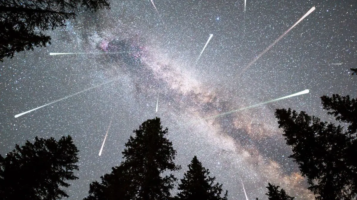 Uma chuva de meteoros acontece quando a Terra atravessa uma antiga trilha de detritos deixada no espa&ccedil;o