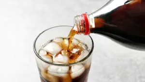 Mulher com doença gástrica "rara" é curada após beber Coca-Cola diet