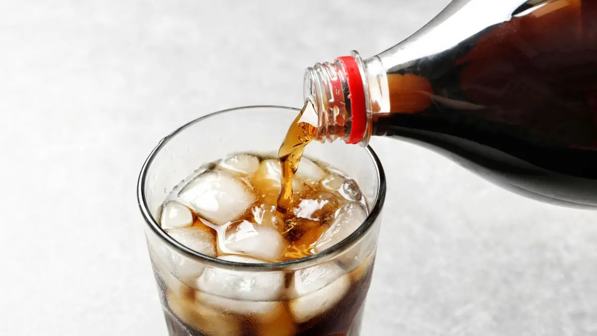 Mulher com doença gástrica "rara" é curada após beber Coca-Cola diet