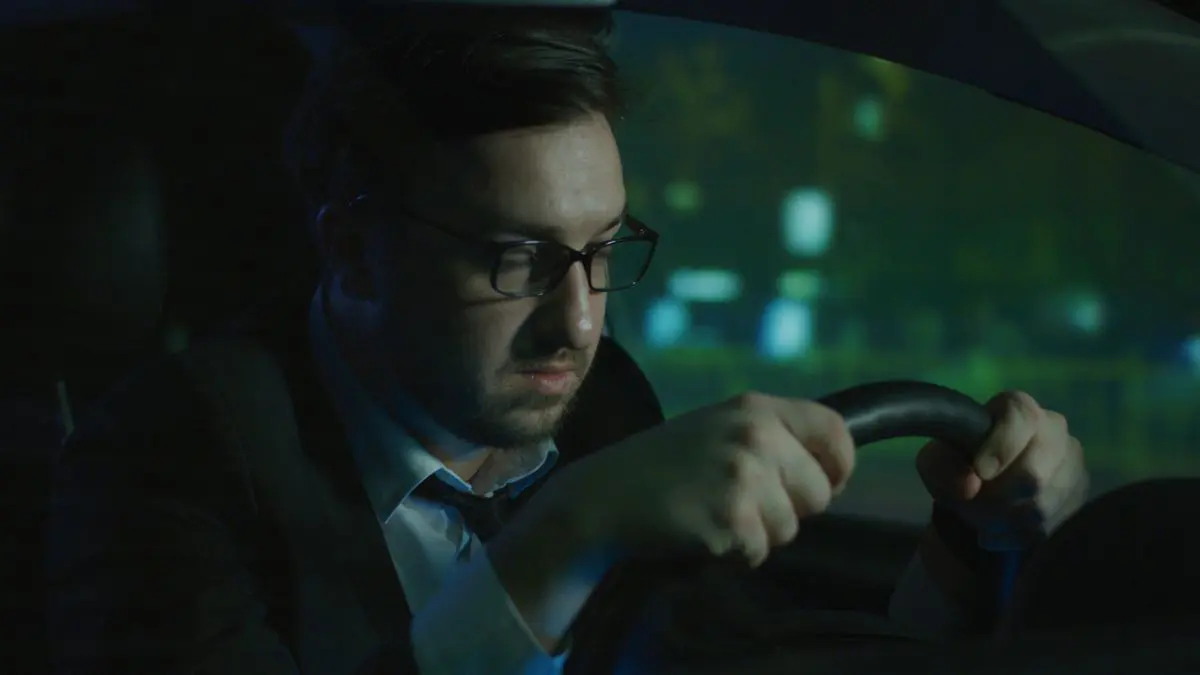 O motorista cansado pode at&eacute; se sentir no controle, mas o c&eacute;rebro privado de sono reage mais devagar do que ele imagina.