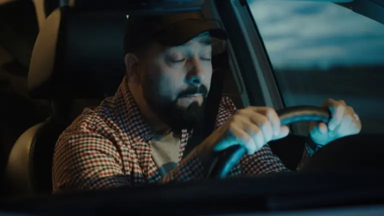 Dirigir com sono pode ser tão perigoso quanto dirigir sob efeito de álcool