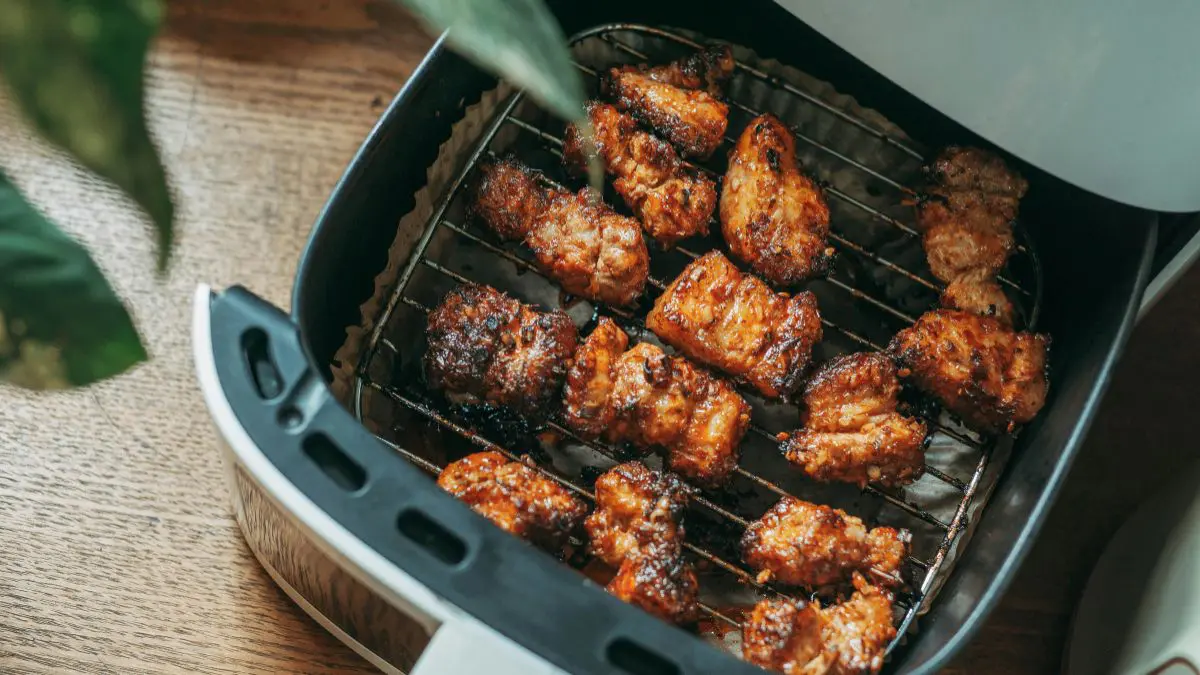 Saúde em risco! Veja por que você não deve usar a air fryer suja Limpar a air fryer logo depois do uso é mais fácil, mais seguro e evita que a gordura vire crosta.