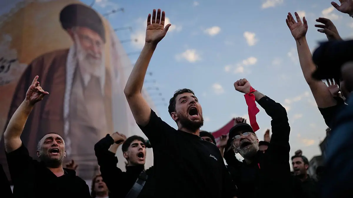 Pessoas entoam palavras de ordem enquanto est&atilde;o reunidas na Pra&ccedil;a da Revolu&ccedil;&atilde;o Isl&acirc;mica para o cortejo f&uacute;nebre L&iacute;der Supremo iraniano -Foto: AP Photo/Altaf Qadri