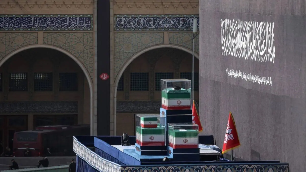 Os caix&otilde;es do L&iacute;der Supremo iraniano aiatol&aacute; Ali Khamenei e de seus familiares - Foto: AFP-JIJI