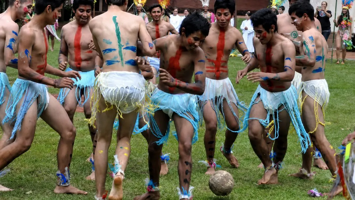 O debate sobre a origem do futebol mostra que o esporte mais popular do planeta tamb&eacute;m &eacute; uma disputa de mem&oacute;ria, narrativa e identidade cultural.