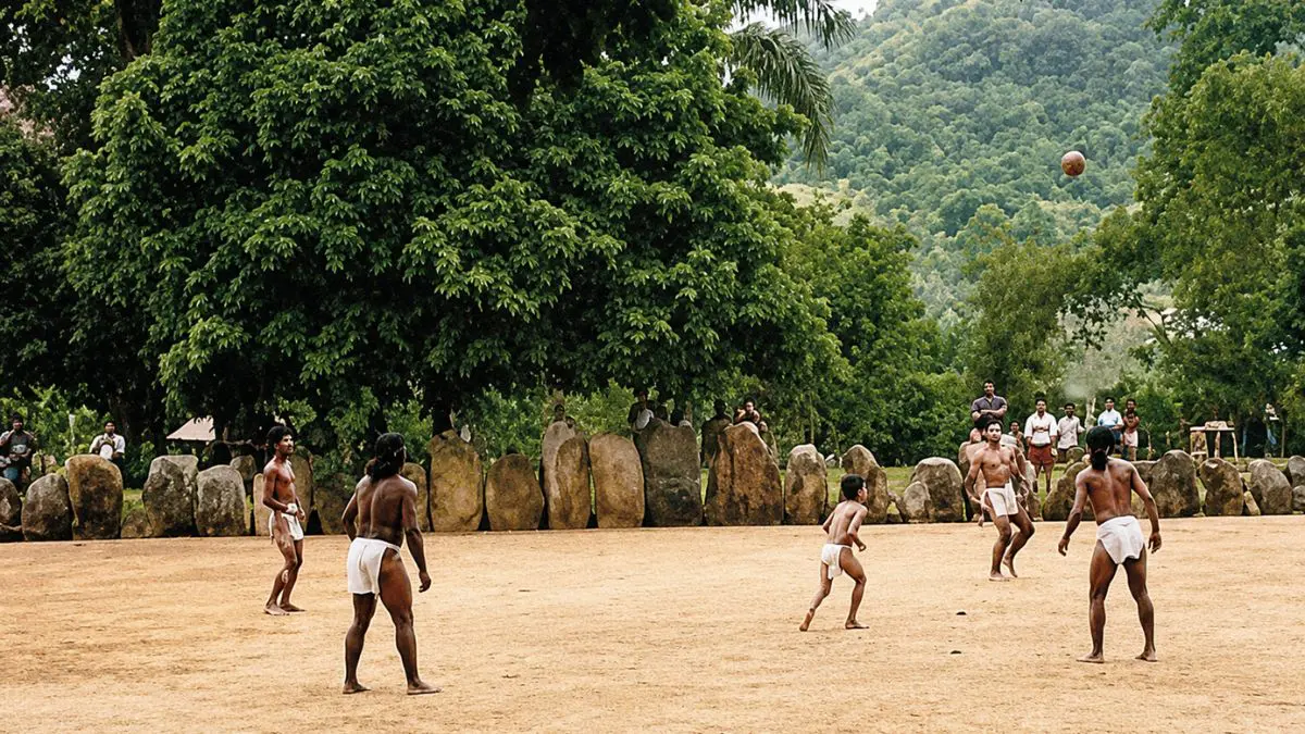 A Inglaterra regulamentou o futebol moderno, mas a pergunta que intriga historiadores &eacute; se os guaranis j&aacute; jogavam uma forma ancestral do esporte muito antes disso.