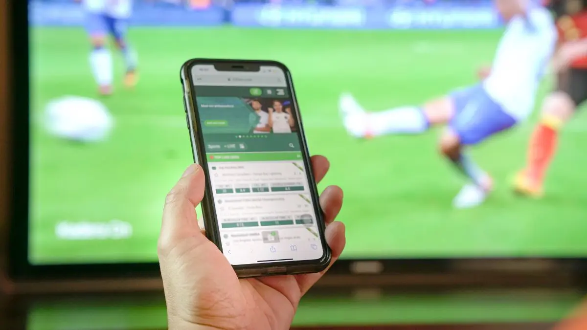 Publicidade de bets terá alerta semelhante ao de cigarros e bebidas O recado do governo é que a publicidade de bets não pode vender emoção esportiva como se fosse promessa de renda.