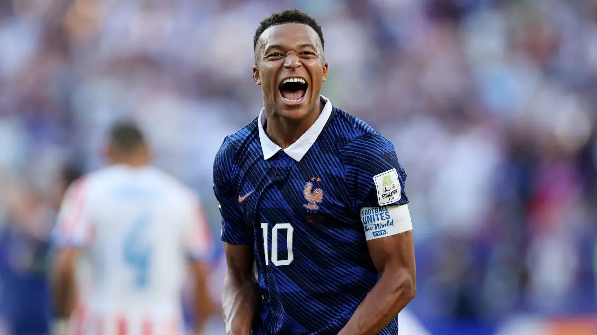 Para Mbapp&eacute;, defender a sele&ccedil;&atilde;o francesa parece ocupar um lugar que vai al&eacute;m do dinheiro: o da honra, da identidade e da responsabilidade p&uacute;blica.