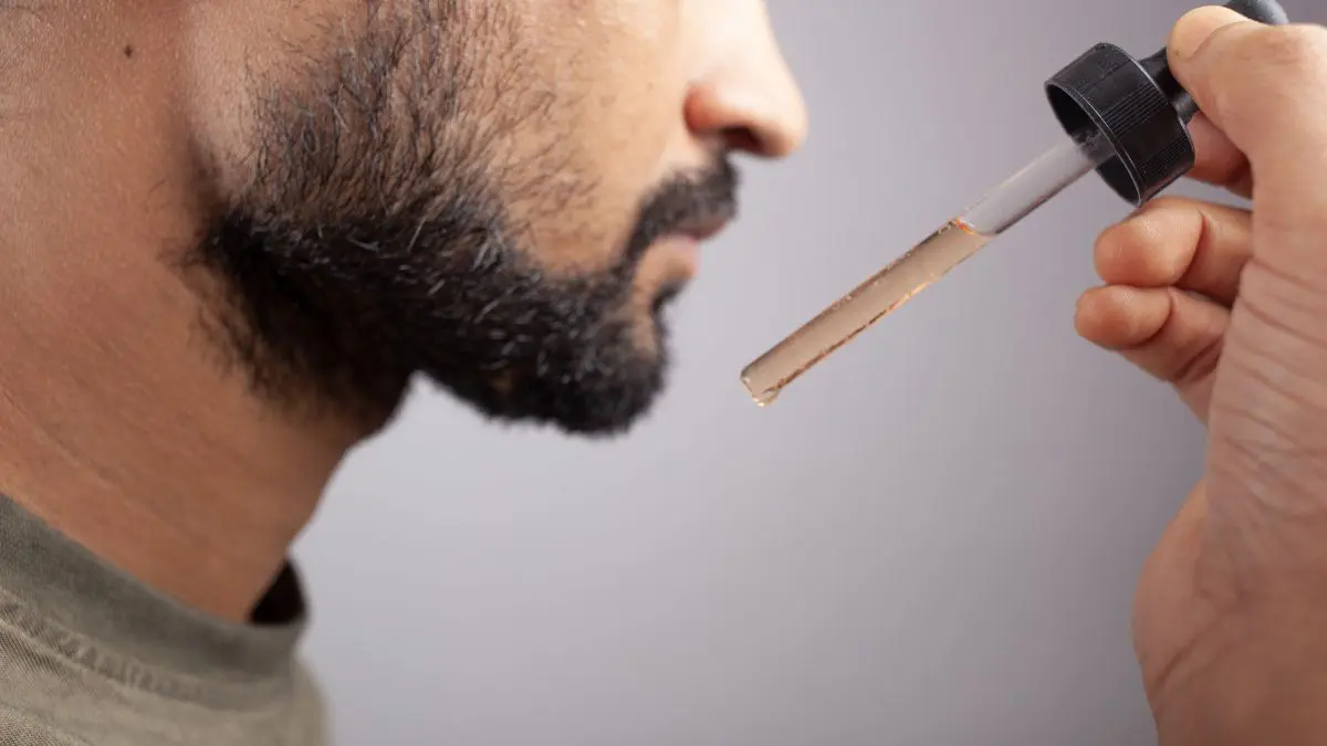 Uso minoxidil. Meus gatos e cachorros correm perigo? O que fazer? O perigo do minoxidil para pets não está apenas no frasco aberto. Ele pode estar em uma gota invisível no travesseiro, na mão ou no tecido.