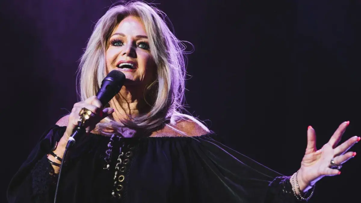 O maior legado de Bonnie Tyler talvez seja esse: uma voz t&atilde;o reconhec&iacute;vel que bastava um verso para acordar d&eacute;cadas de mem&oacute;ria.