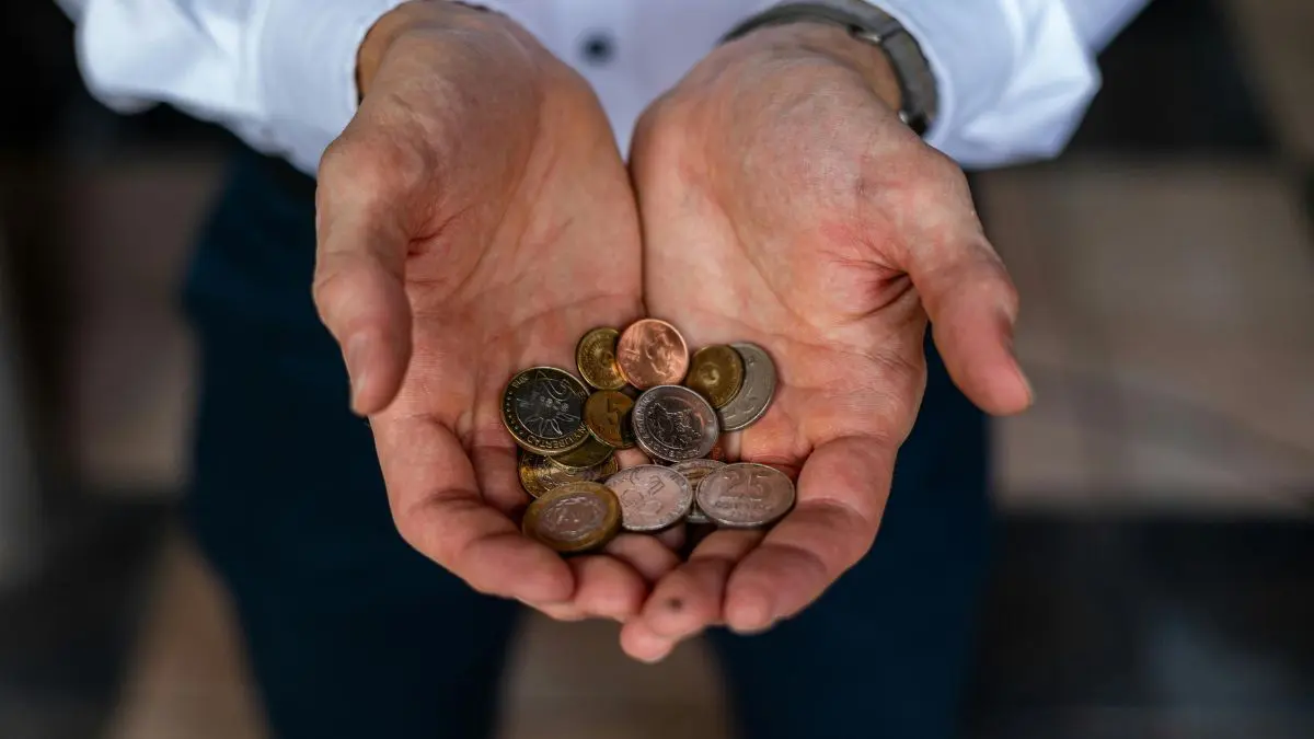 A compara&ccedil;&atilde;o com moedas de games &eacute; engra&ccedil;ada na superf&iacute;cie, mas revela um problema s&eacute;rio: quando o dinheiro perde valor, a vida inteira fica mais dif&iacute;cil de planejar.