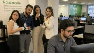 Por que pessoas reservadas podem incomodar alguns colegas de trabalho?