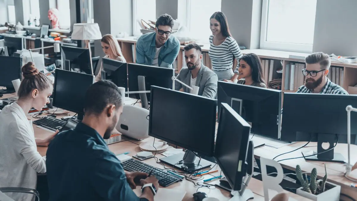 Por que pessoas reservadas podem incomodar alguns colegas de trabalho? Nem todo silêncio é desprezo. Às vezes, é apenas concentração, cautela ou uma forma legítima de preservar a própria vida.