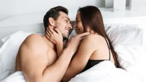 Quanto mais sexo um casal faz, mais dinheiro e motivação eles tendem a ter