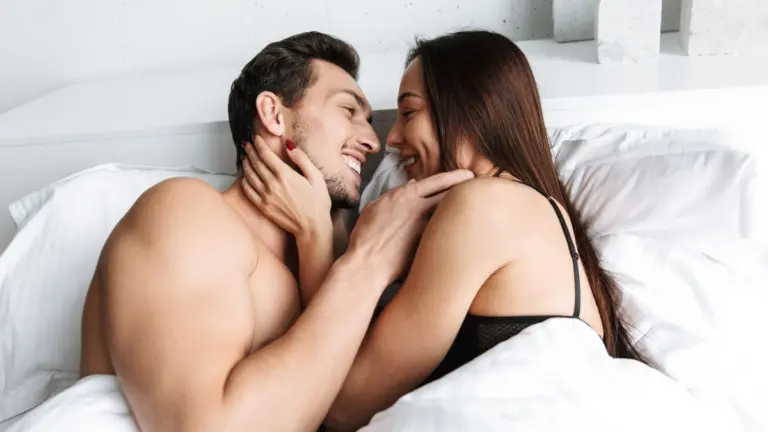 Quanto mais sexo um casal faz, mais dinheiro e motivação eles tendem a ter