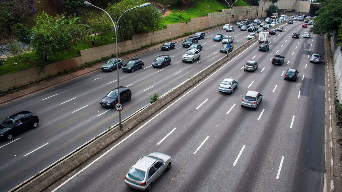 A c&acirc;mera n&atilde;o est&aacute; procurando apenas quem corre demais. Ela come&ccedil;a a observar tamb&eacute;m o que acontece dentro do carro.