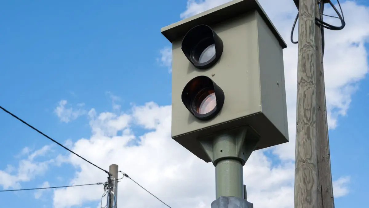 A c&acirc;mera n&atilde;o est&aacute; procurando apenas quem corre demais. Ela come&ccedil;a a observar tamb&eacute;m o que acontece dentro do carro.