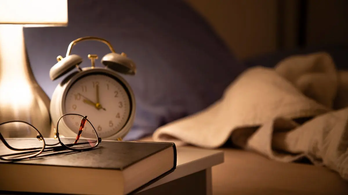 Dormir melhor nem sempre come&ccedil;a na cama. Muitas vezes, come&ccedil;a alguns minutos antes, quando o corpo percebe que o dia finalmente acabou.