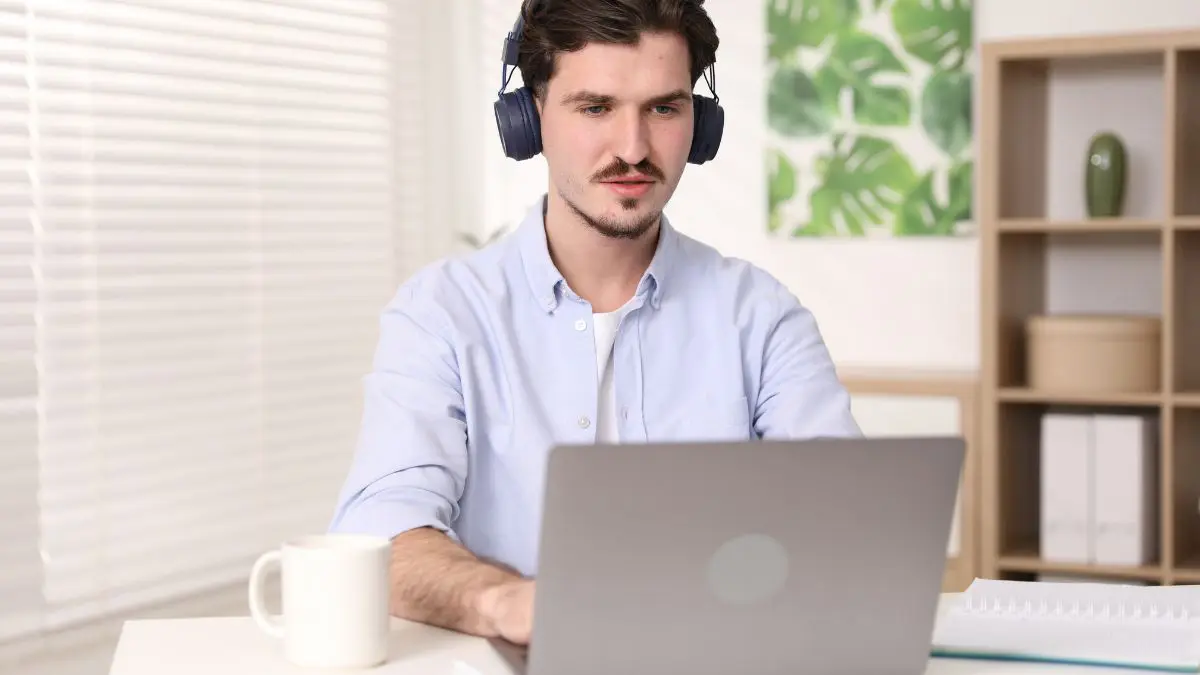 A grande vantagem de estudar inglês com IA não está apenas em receber respostas, mas em criar um ambiente onde você pode errar, corrigir, tentar novamente e continuar conversando.
