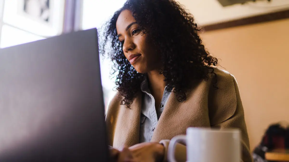 Para palavras particularmente difíceis, uma boa estratégia é comparar também a pronúncia com gravações de dicionários confiáveis ou pedir orientação a um professor.