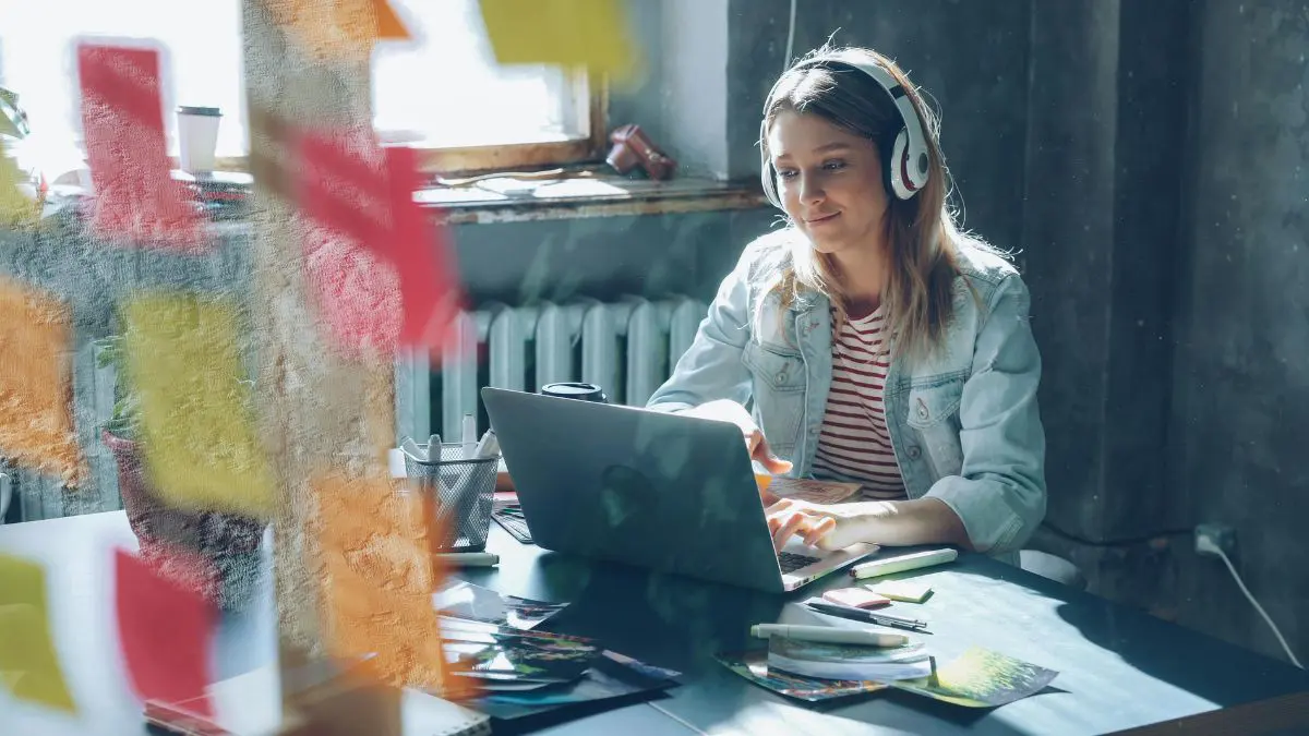 Quer aprender inglês com IA? Use estes 3 prompts para praticar sozinho
