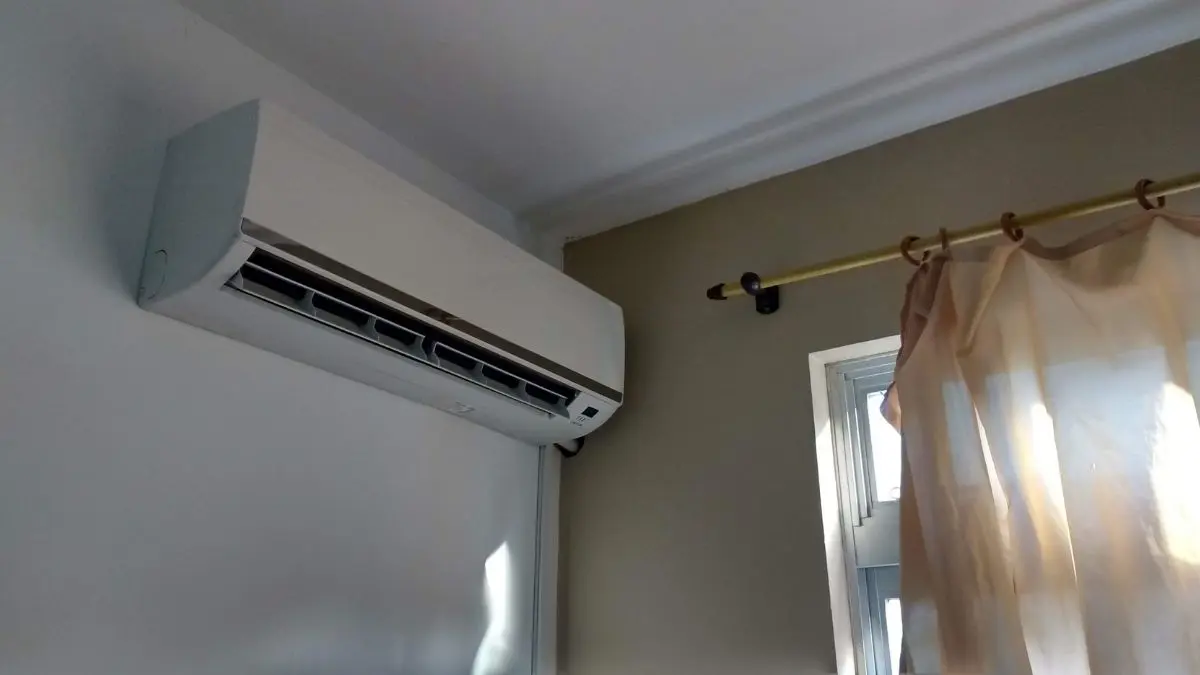 O ar-condicionado inverter economiza ao ajustar sua pot&ecirc;ncia &agrave; necessidade real, mas o resultado depende de todo o conjunto de instala&ccedil;&atilde;o e uso