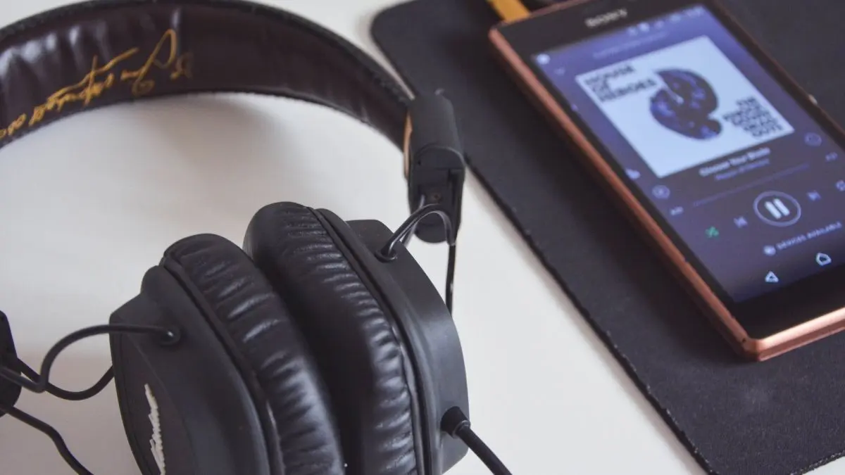 A nova regra não elimina a inteligência artificial da música. Ela estabelece que uma obra precisa manter uma contribuição humana central para disputar as paradas australianas.