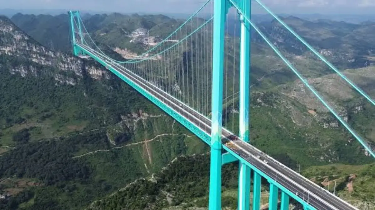 Os 625 metros representam a diferença vertical aproximada entre o tabuleiro da ponte e o nível do rio Beipan