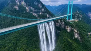 A China transformou uma ponte na maior cachoeira artificial do mundo