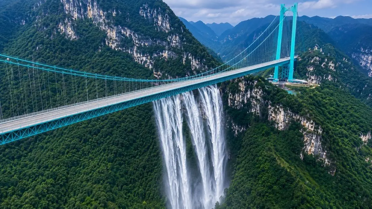 A China transformou uma ponte na maior cachoeira artificial do mundo