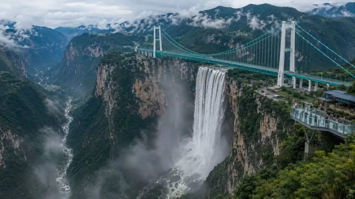 A ponte não venceu apenas a altura do cânion. Ela transformou uma viagem de aproximadamente duas horas em uma travessia de poucos minutos.