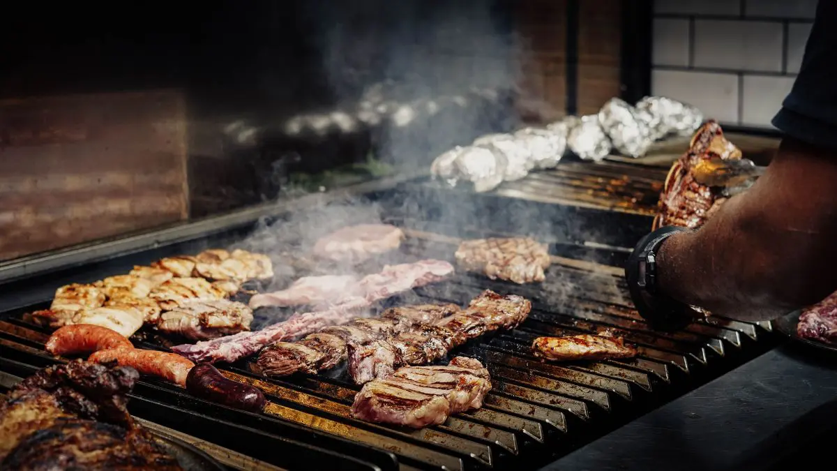 Você conseguiria conversar normalmente, escolher um vinho e comer um jantar sofisticado diante de desconhecidos completamente sem roupa?
