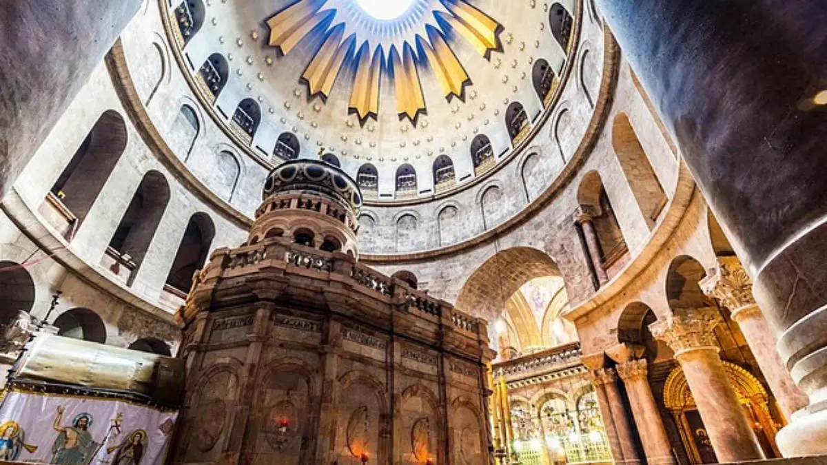 Cientistas afirmam ter descoberto o local do verdadeiro túmulo de Jesus Sob a igreja, arqueólogos encontraram justamente a combinação descrita no Evangelho de João: uma área cultivada próxima a túmulos escavados na rocha.