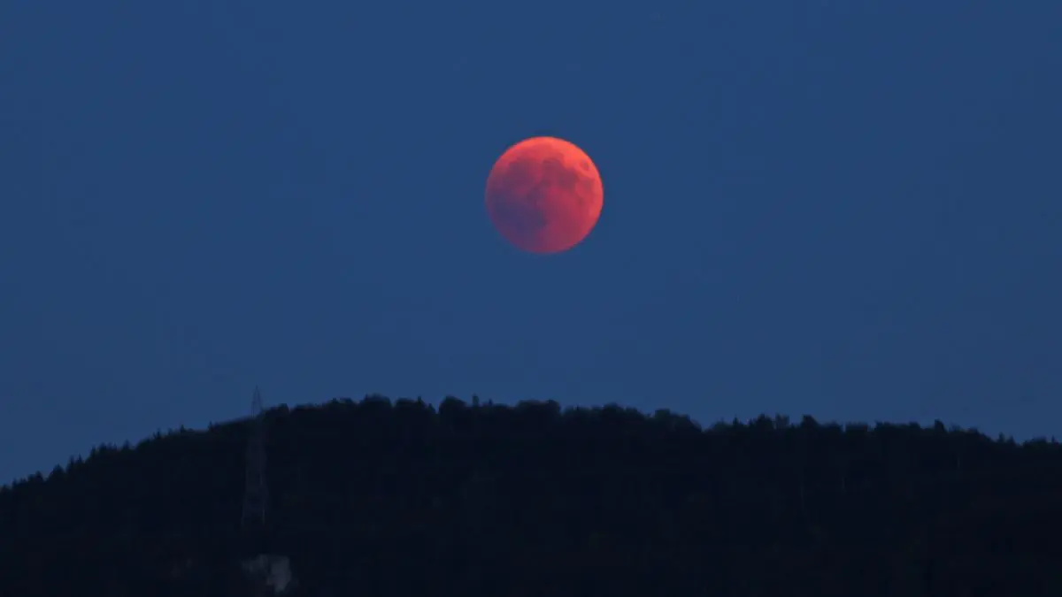 Eclipse lunar escurecerá 96,2% da Lua nesta noite. Veja os horários No auge do eclipse lunar, apenas uma pequena faixa da Lua permanecerá diretamente iluminada pelo Sol.