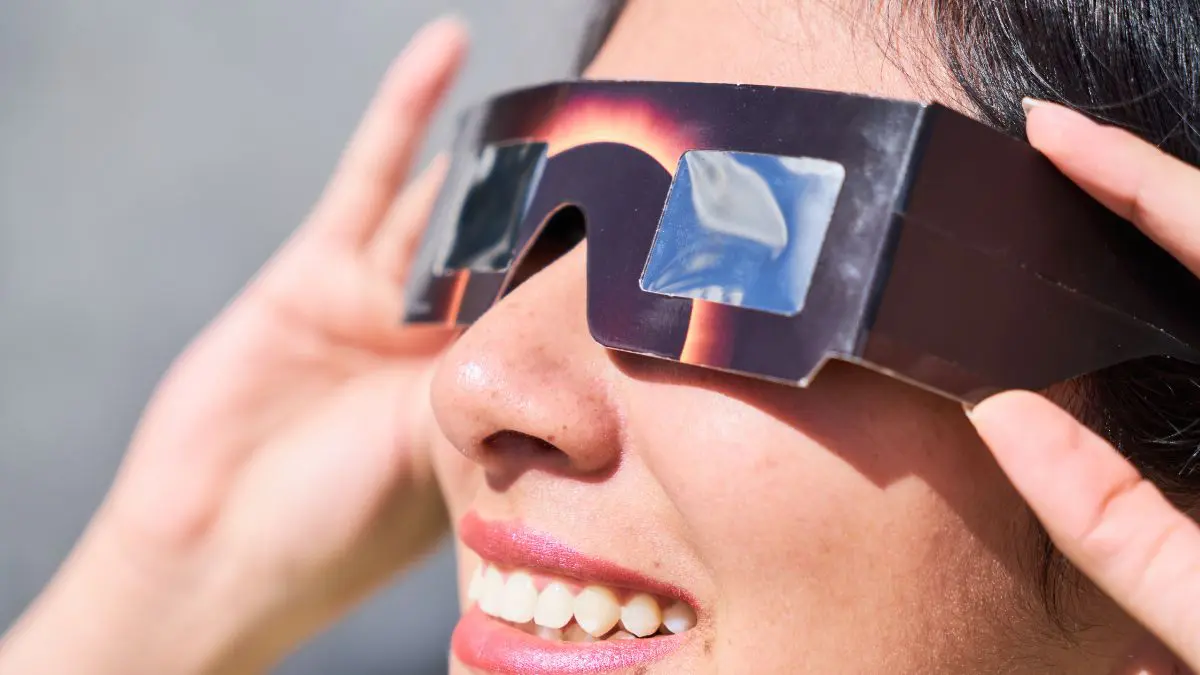 Para quem estiver em um dos países onde o fenômeno será visível, existe uma regra que não admite improvisação: óculos escuros comuns não protegem os olhos contra a luz do Sol.