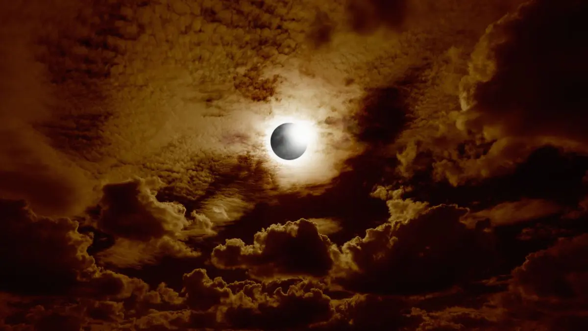 Durante a totalidade, o Sol desaparece completamente atrás da Lua e a coroa solar surge ao redor do disco escuro, criando uma das imagens mais impressionantes que podem ser observadas da Terra.