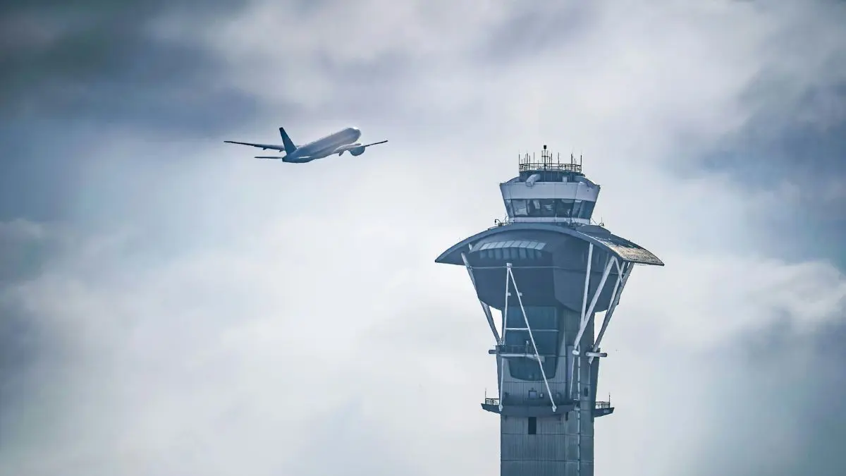 Gamers como controladores de voo? Eles podem ganhar mais de US$ 155 mil por ano Isso não significa que jogar Fortnite, Call of Duty ou Microsoft Flight Simulator transforme automaticamente alguém em controlador de tráfego aéreo.