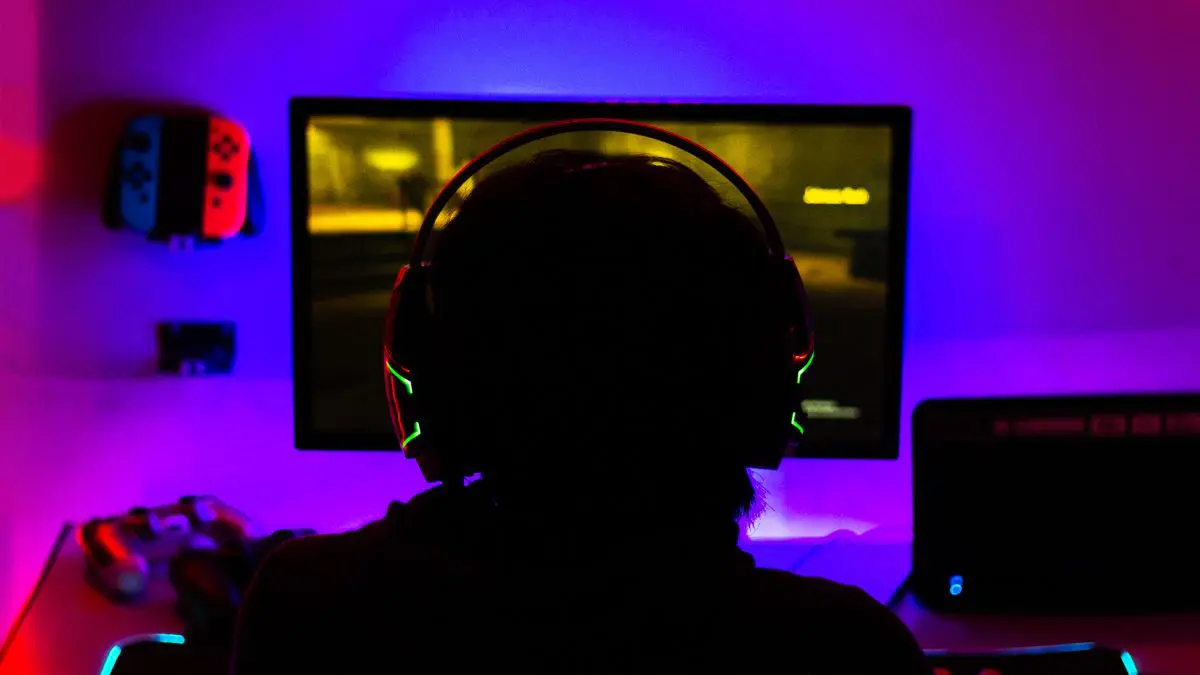Gamers como controladores de voo? Eles podem ganhar mais de US$ 155 mil por ano A FAA passou a tratar o universo dos games como um novo campo de recrutamento para encontrar pessoas com habilidades potencialmente úteis à profissão